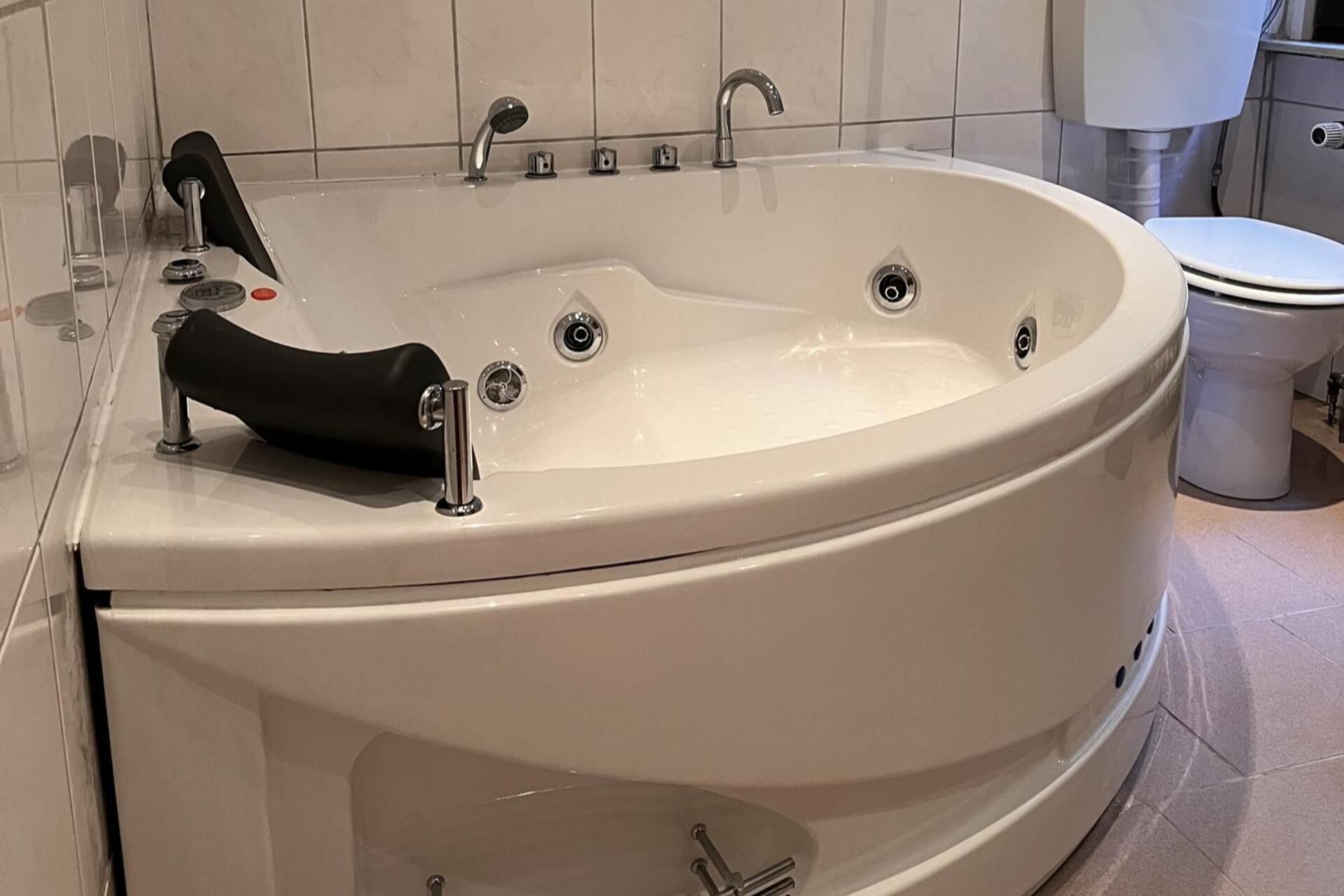 Dusch, djupt badkar, hårtork och handdukar