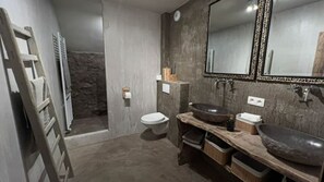 Baignoire, serviettes fournies, savon, papier de toilette