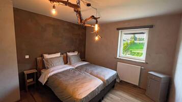5 bedrooms, iron/ironing board, free WiFi, bed sheets