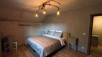 5 bedrooms, iron/ironing board, free WiFi, bed sheets