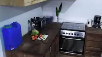 Réfrigérateur, four, plaque de cuisson, cafetiÚre/bouilloire