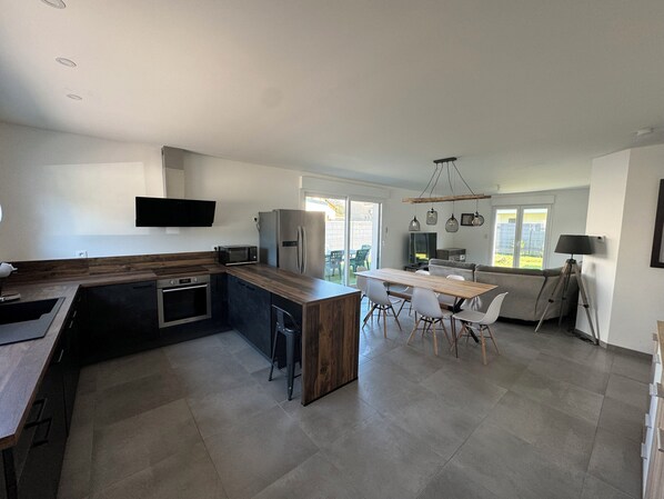 Een koelkast, een magnetron, een oven, een kookplaat