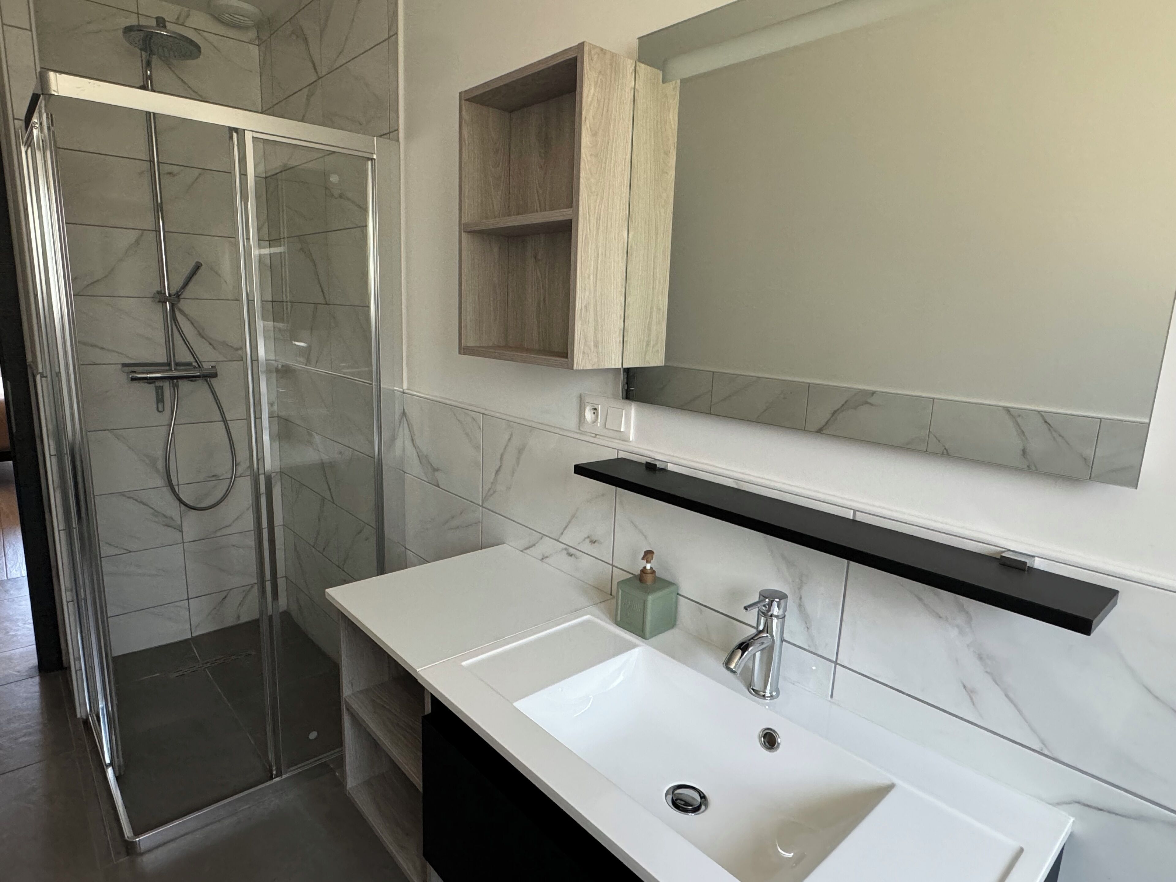 Combined shower/bathtub, towels, toilet paper
