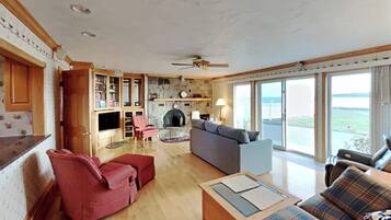 Älytelevisio, takka, kirjoja