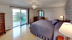 Ein Schlafzimmer mit einem Bett, einem Schminktisch und einem großen Spiegel.