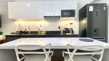 Refrigerador, microondas, horno y parrilla de estufa