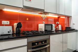 Geladeira, micro-ondas, fogão, cooktop