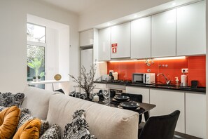 Frigorifero, microonde, forno, piano cottura