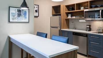 Suite, 1 Bedroom | Soundproofing, free WiFi, bed sheets
