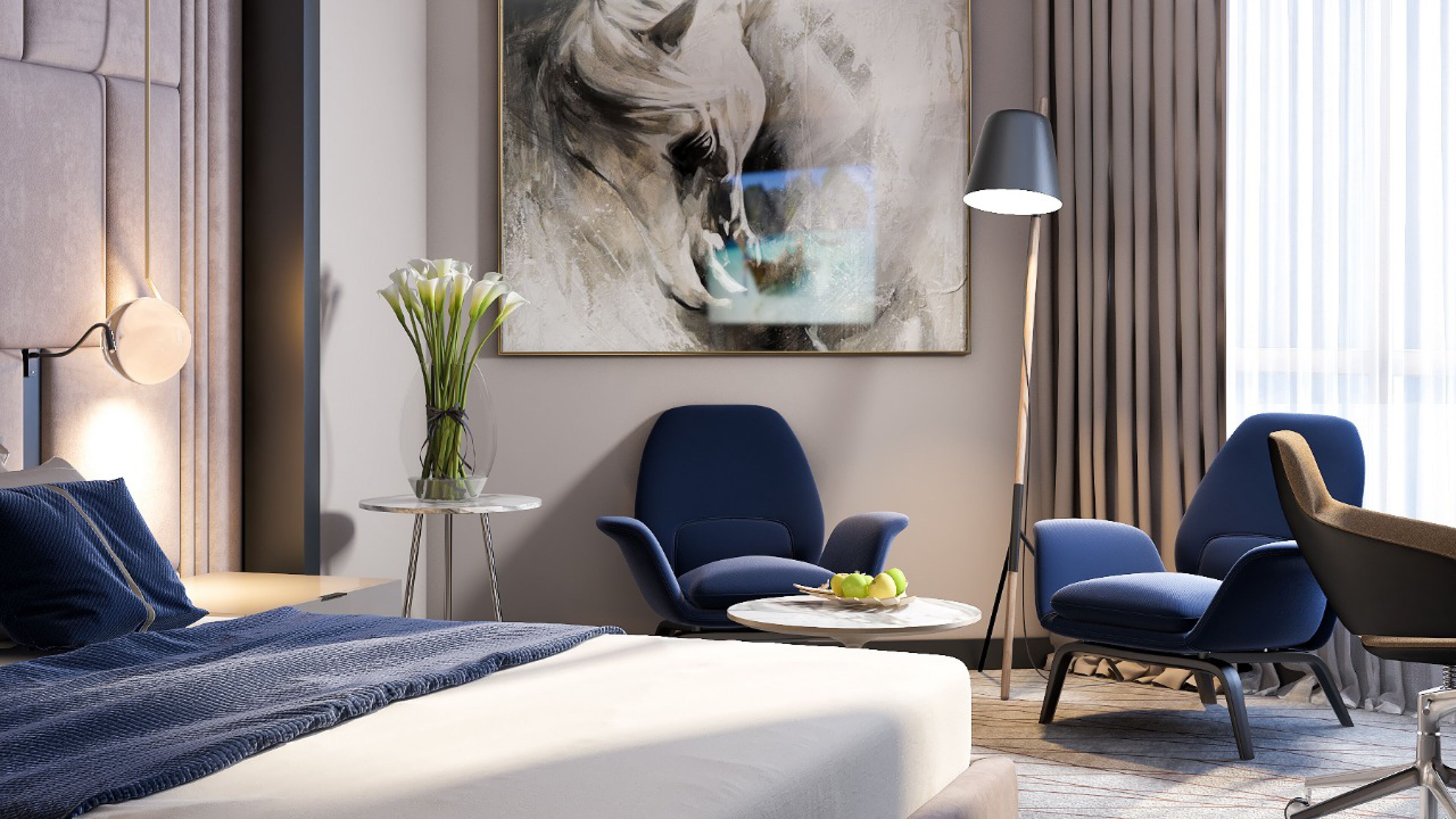 Une chambre d’hôtel moderne avec un grand lit, deux fauteuils bleus, une petite table ronde, un vase de fleurs et un grand tableau abstrait accroché au mur.