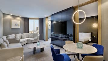 Minibar gratis, meja kerja, ruang kerja ramah laptop, dan kedap suara