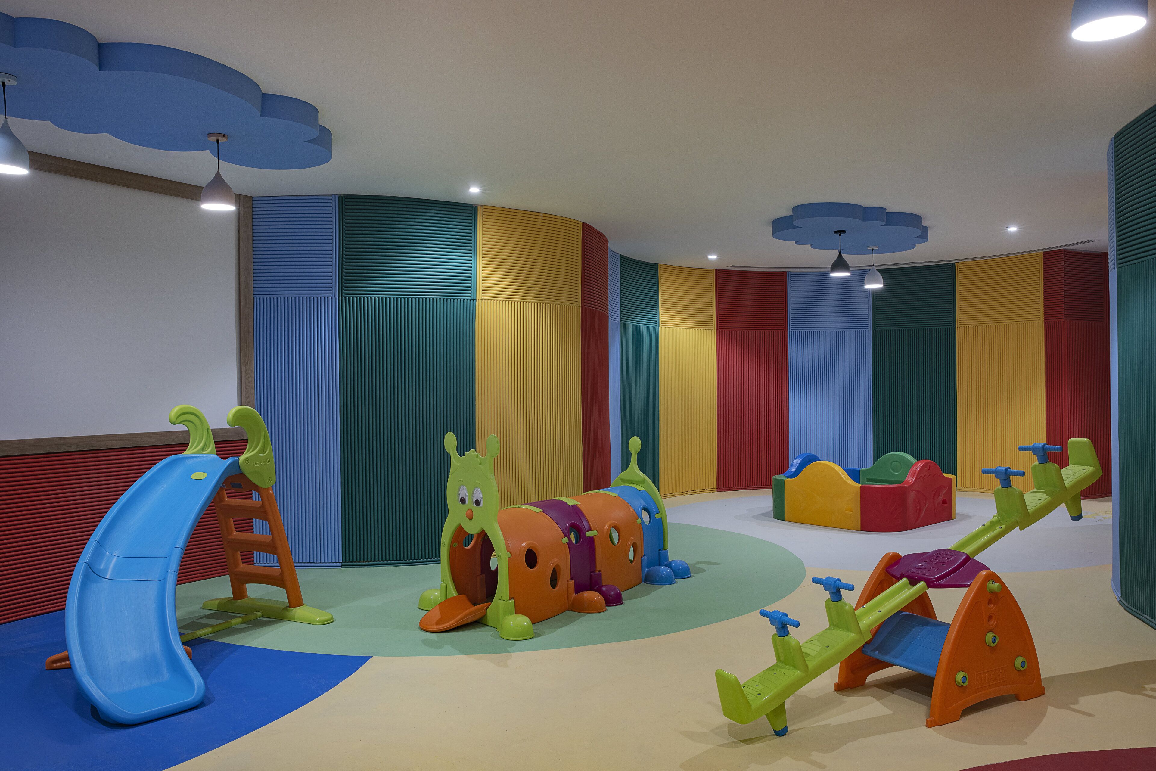 Ein Spielbereich für Kinder mit Rutsche, Klettergerüsten und einer Schaukel.