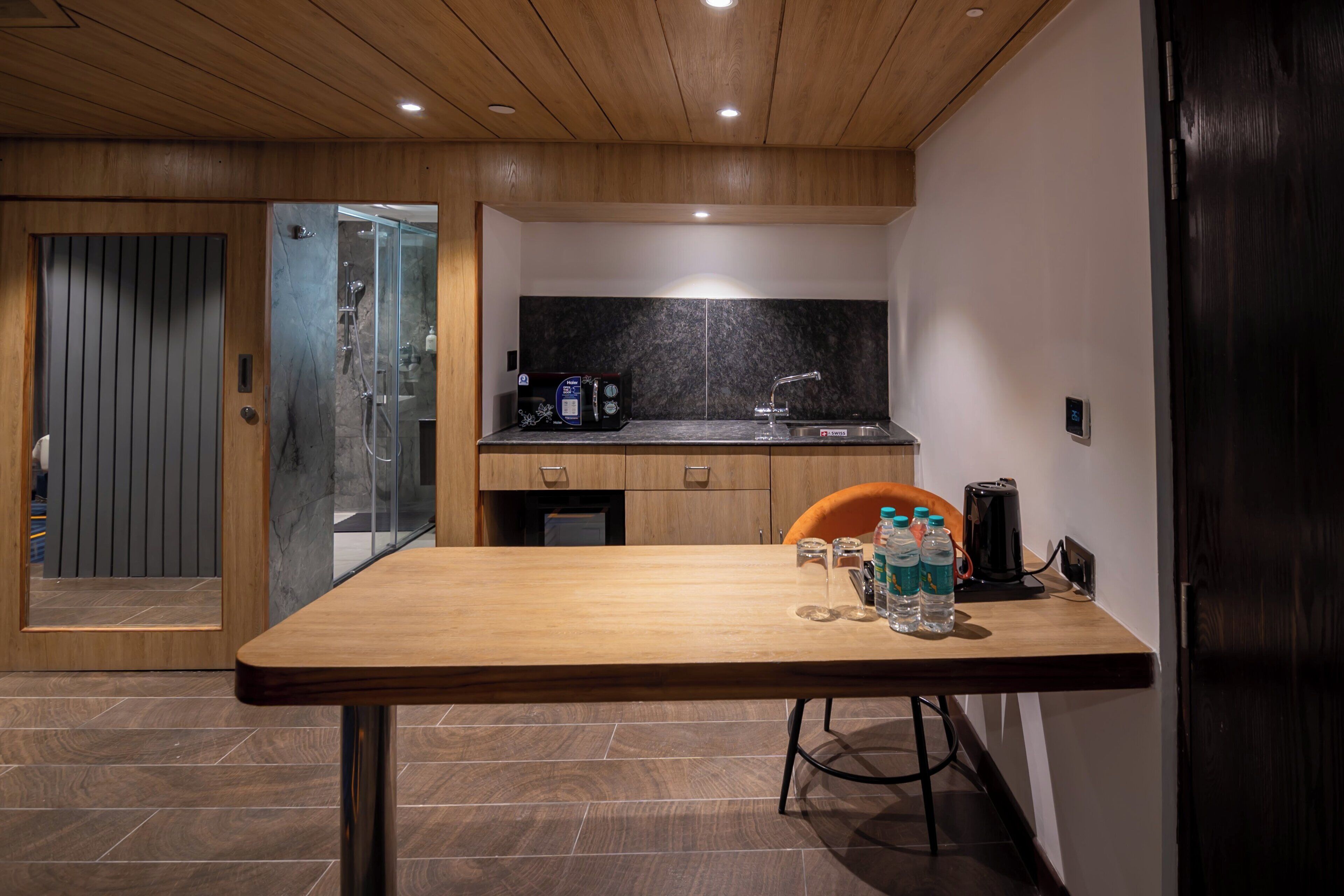 Suite, 1 King Bed, Kitchenette (Dining)
