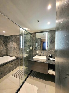 Suite, 1 King Bed, Kitchenette (Dining) | Bathroom | Hydromassage showerhead, free toiletries, hair dryer, towels