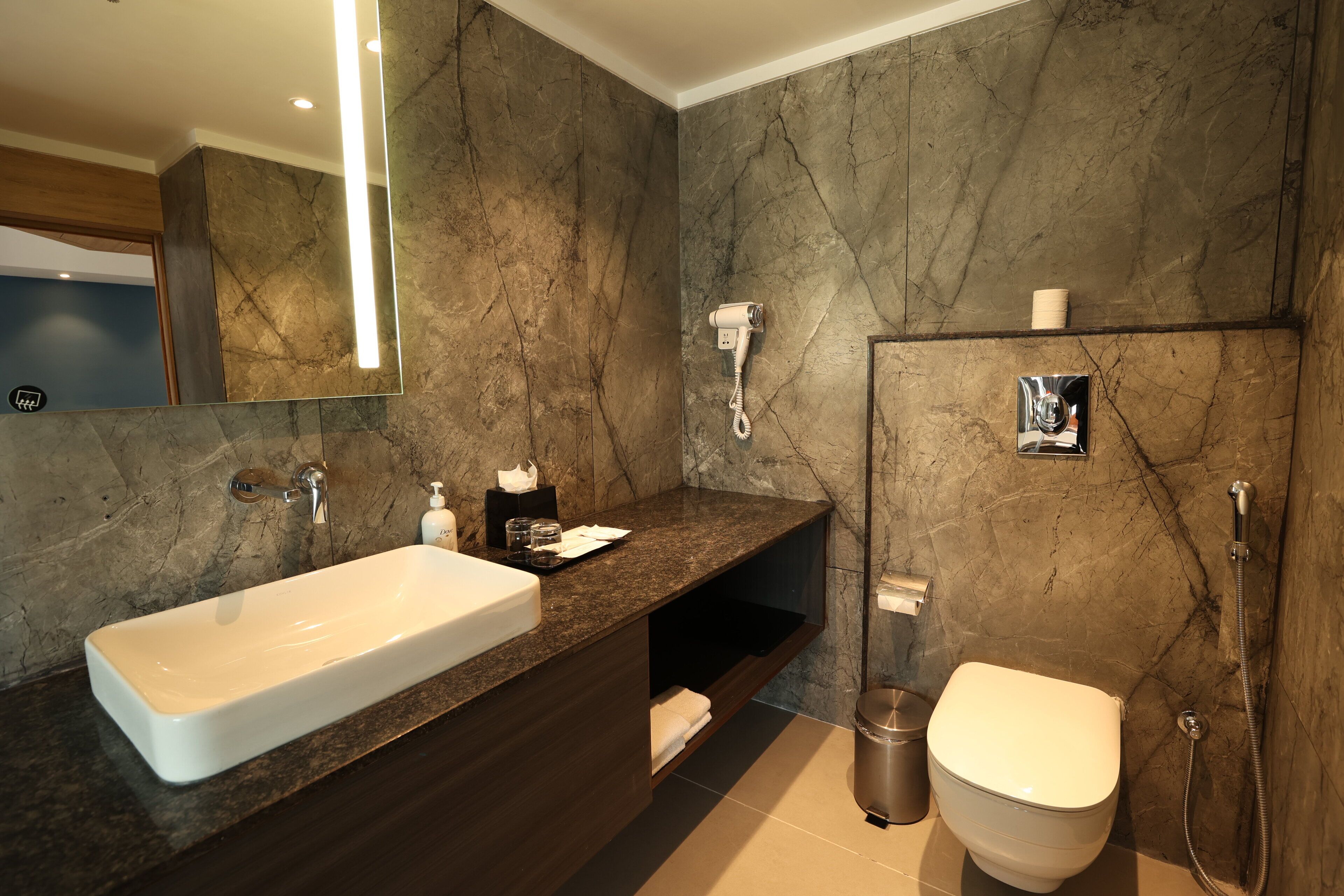 Hydromassagedusche, kostenlose Toilettenartikel, Haartrockner