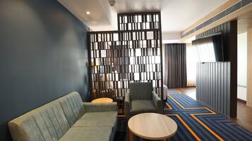 Suite, 1 King Bed, Kitchenette (Dining) | Egyptian cotton sheets, premium bedding, down comforters