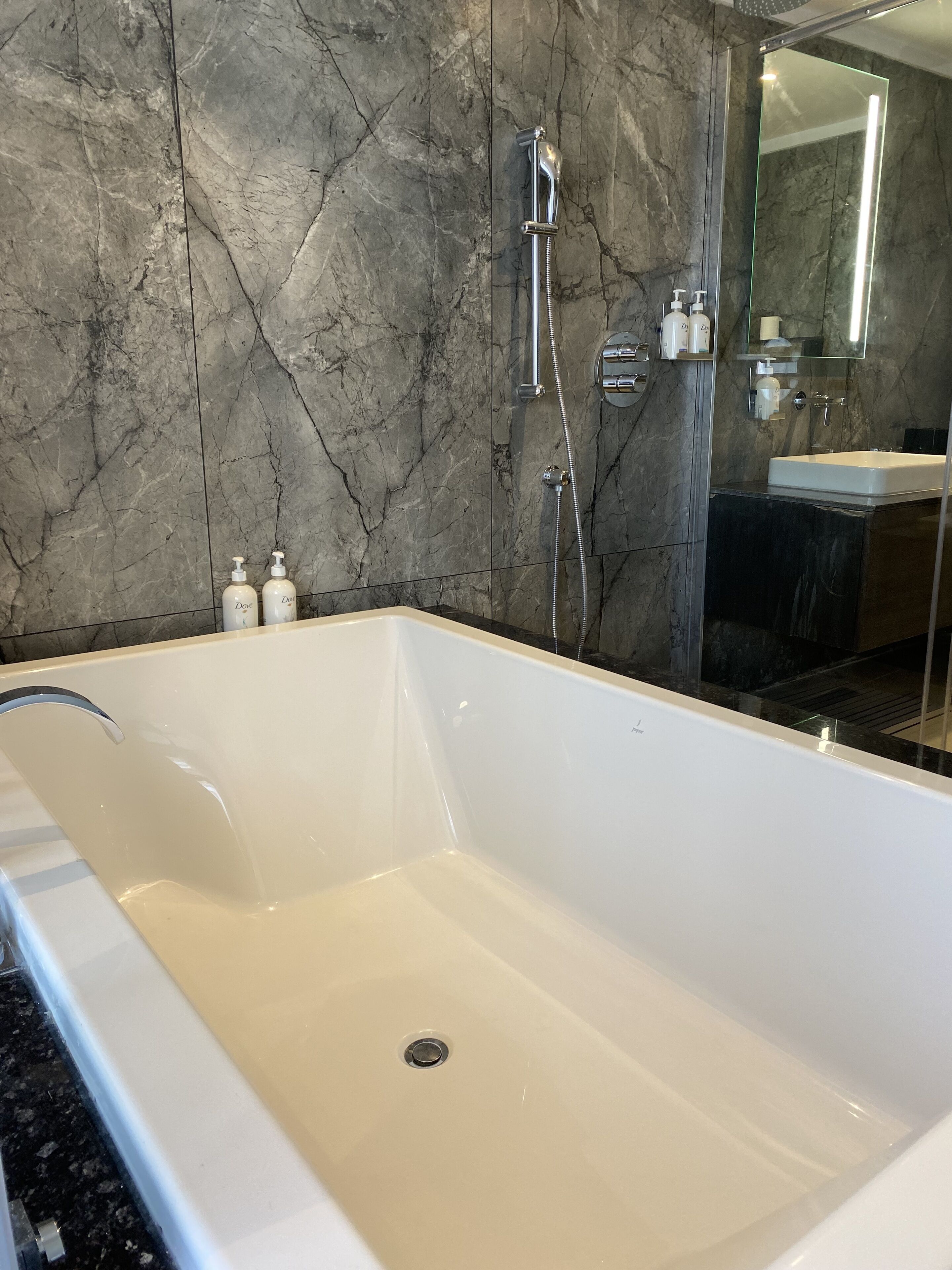 Suite, 1 kingsize-seng, tekjøkken (Dining) | Bad | Dusjhode med hydromassaje, toalettartikler (inkludert) og hårføner