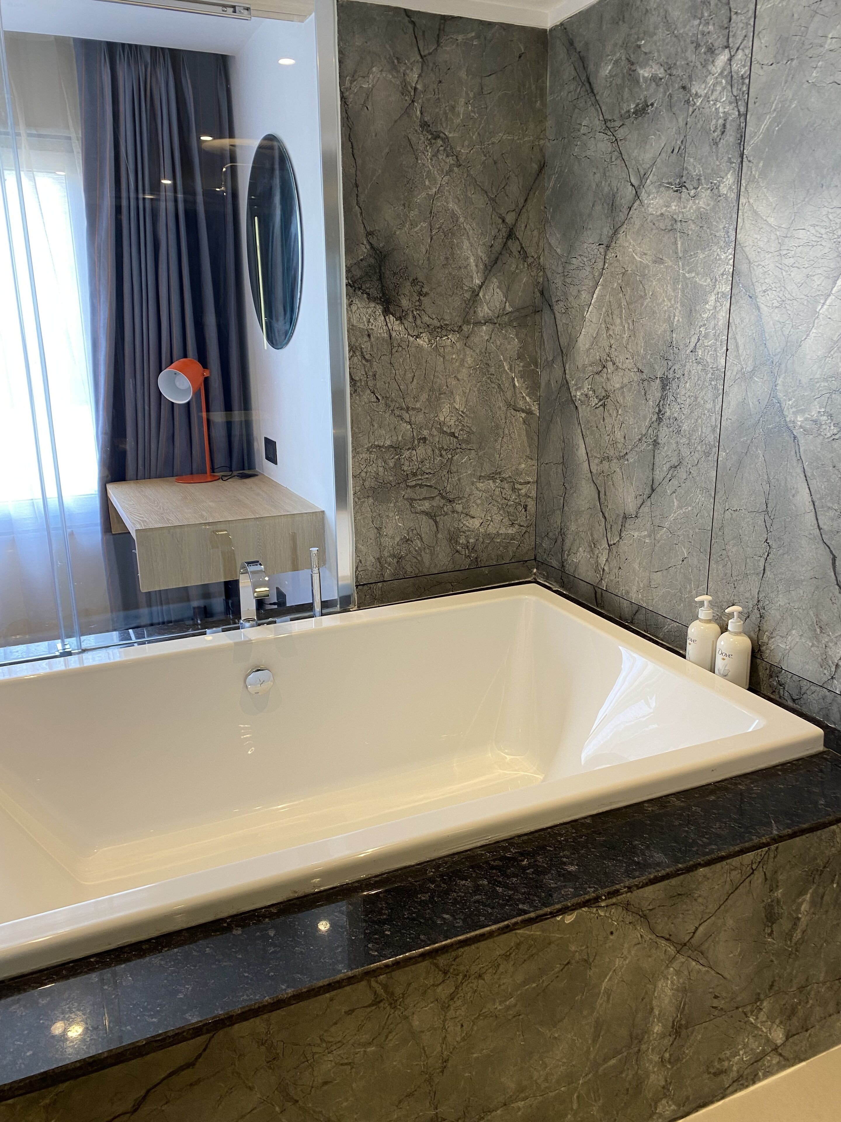 Suite, 1 très grand lit, coin cuisine (Dining) | Salle de bain
