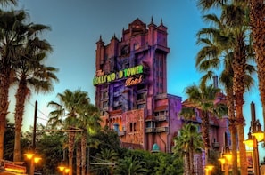 L’hôtel Hollywood Tower, de style architectural gothique, se distingue par ses nombreux balcons et son panneau indicateur imposant.