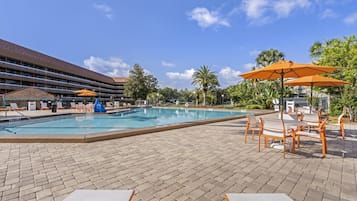 Una piscina al aire libre (de 08:00 a 22:00), sombrillas, tumbonas