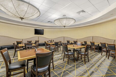 Holiday Inn Orlando International Drive ICON Park, an IHG Hotel - Image 37