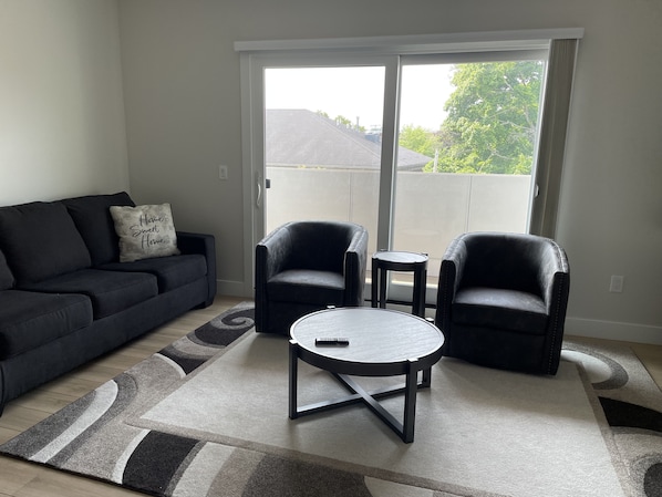 Smart TV - SNL New condominium one block from West Bay. Great location. (Traverse City)