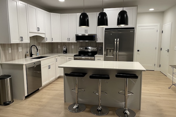 Réfrigérateur, four à micro-ondes, un four, surface de cuisson