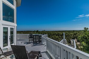 Terrace/patio - Spectacular mid-island beachfront home - 707 Red Drum (Fripp Island)