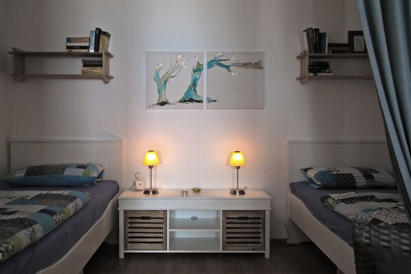 2 chambres, coffres-forts dans les chambres, fer et planche à repasser