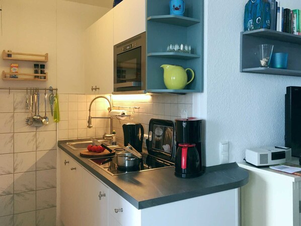 Fridge, microwave, oven, stovetop - Modern vacation apartment in the Baltic Sea vacation park with WLAN and sea view (Heiligenhafen)