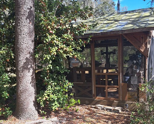 Peaceful 2.5 acres setting in horse country - sit back and relax