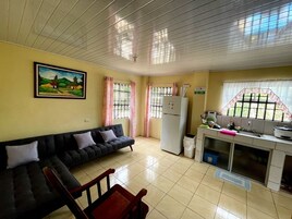 基础村舍, 1 间卧室, 花园景观 | 私人厨房 | 茶具/咖啡用具、厨具/餐具