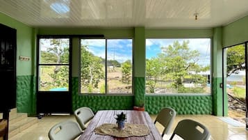 Basic Cottage, 1 Bedroom, Garden View | Dining room