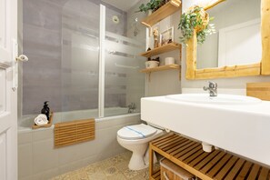 Bathtub, hair dryer, towels