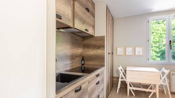 Fridge, microwave, toaster, cookware/dishes/utensils