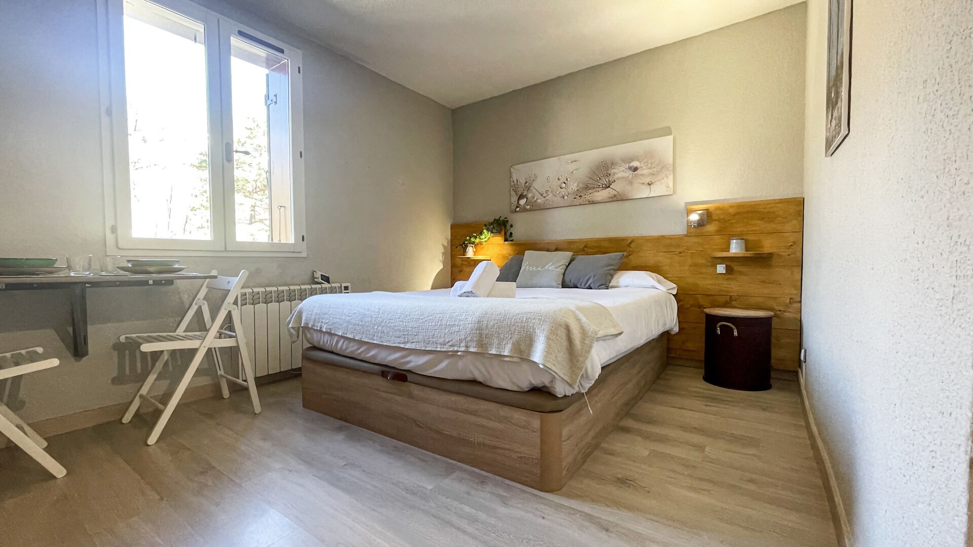 1 quarto, berço de viagem, roupa de cama