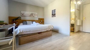 1 habitación, cuna de viaje y ropa de cama 