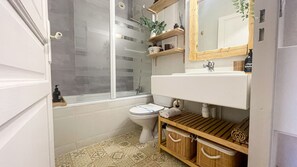 Baignoire, sèche-cheveux, serviettes fournies