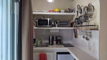 Refrigerador, microondas, cafetera y tetera y tetera eléctrica