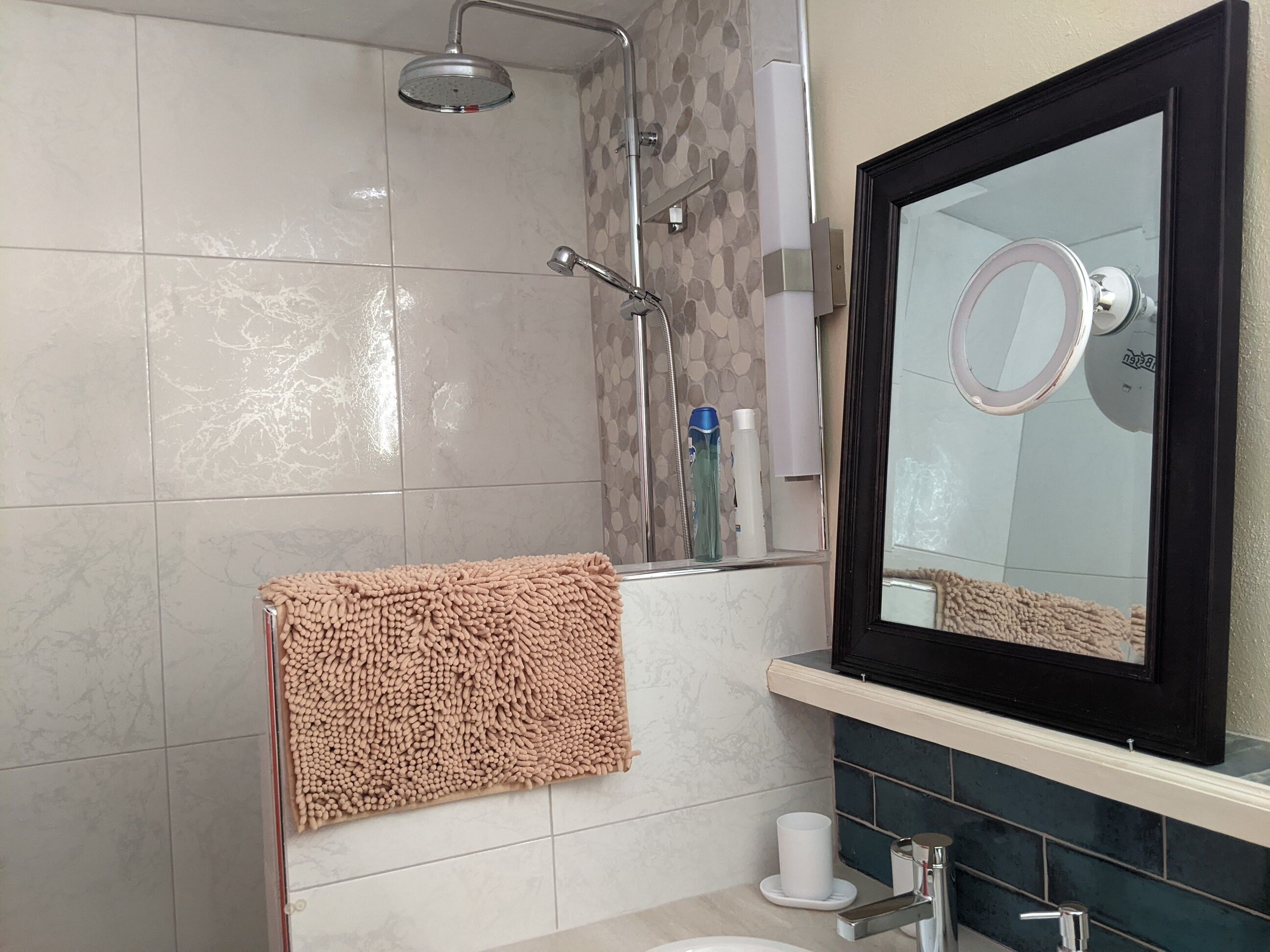Douche, sèche-cheveux, serviettes fournies, savon