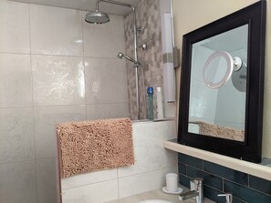 Shower, hair dryer, towels, soap - Peter Hytte is close to everything at great price! (Windward Side)