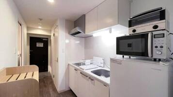 Geladeira, micro-ondas, cooktop, chaleira elétrica
