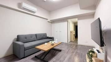 Una televisión, una oficina