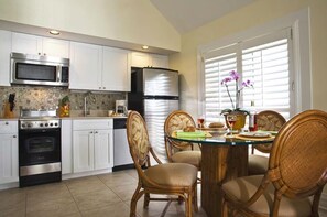 Fridge, microwave, stovetop, dishwasher - Key West, FL - Ocean Front - Coconut Beach Resort (Key West)