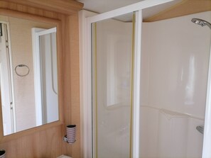 Douche, serviettes fournies, savon