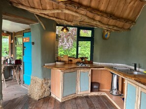 Fridge, oven, stovetop, coffee/tea maker - Eco Glamping immersed in nature, ideal for family holidays andromantic getaways! (Whitegate)