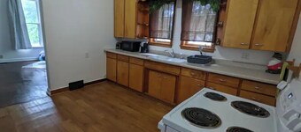 Funky, Fido-friendly flat near downtown Ishpeming.