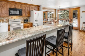 Kylskåp, mikrovågsugn, ugn och spishäll