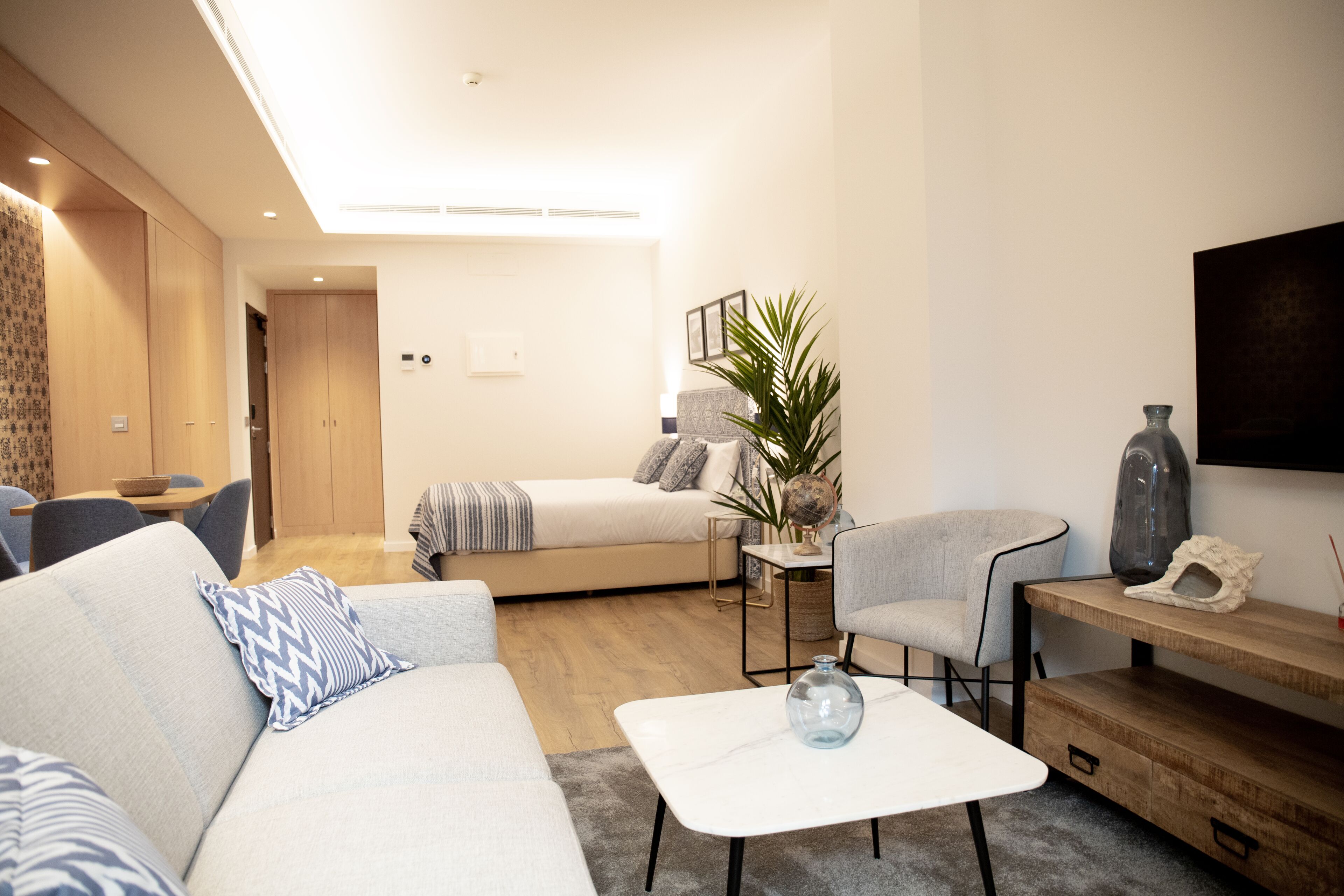 Familie studio suite | Privékeuken | Een koelkast, een magnetron, een kookplaat, een vaatwasser