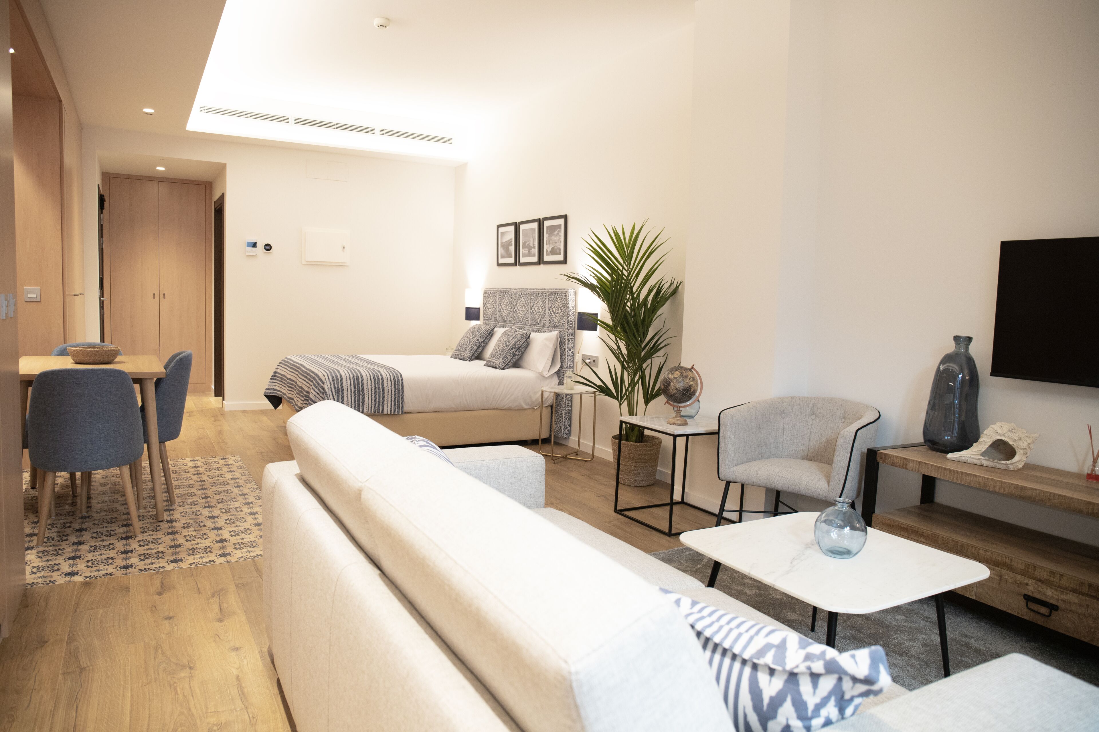 Familie studio suite | Woonruimte | Een 43-inch smart-tv met kabelzenders, een televisie en Netflix